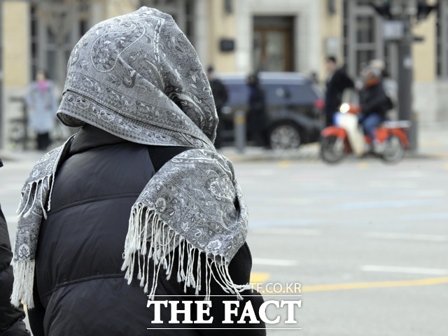 3일 오후 서울 광화문 인근에서 모자와 머플러를 착용한 한 외국인 관광객이 이동을 하고 있다. 