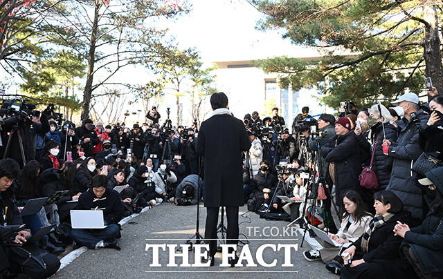 한동훈 전 국민의힘 대표가 3일 오후 서울 여의도 국회에서 기자회견을 열고 계엄에 대해 사과하고 있다. /국회=박헌우 기자