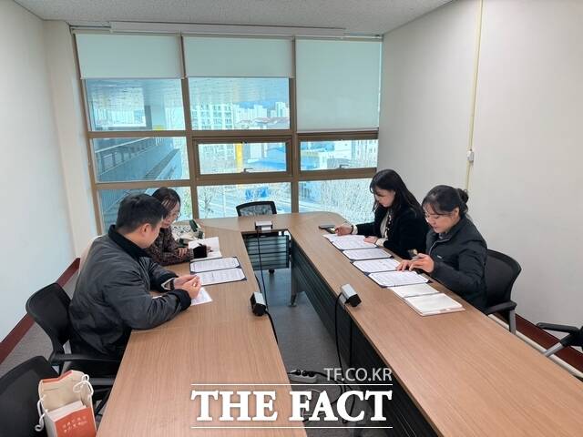 여수광양항만공사가 2일 해양환경공단 여수지사, 국립순천대학교 RISE사업단과 지역 해양 환경 개선 및 지속 가능한 발전을 위한 업무협약을 맺고 첫 협의체 회의를 진행하고 있다. /여수광양항만공사