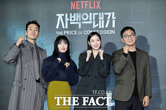배우 박해수와 전도연, 김고은, 이정효 감독(왼쪽부터)이 3일 오후 서울 용산구 CGV 용산 아이파크몰에서 열린 넷플릭스 새 시리즈 자백의 대가 언론배급시사회 및 기자간담회에 참석해 포즈를 취하고 있다. /서예원 기자