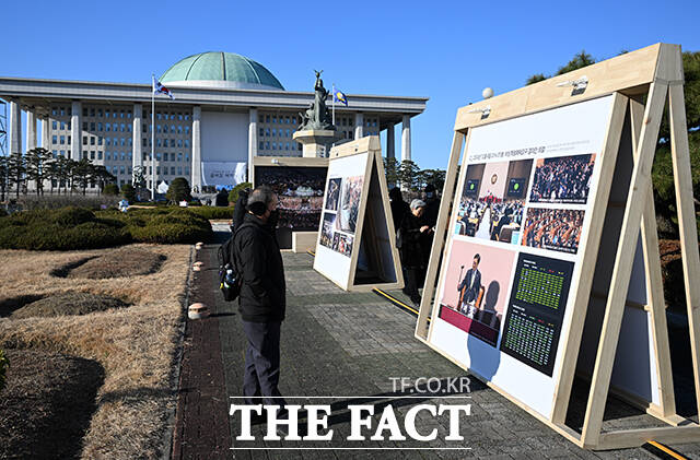 '12.3 비상계엄 해제 1주년 기념 사진전'이 3일 오전 서울 여의도 국회에서 열린 가운데 시민들이 사진을 관람하고 있다. /국회=박헌우 기자