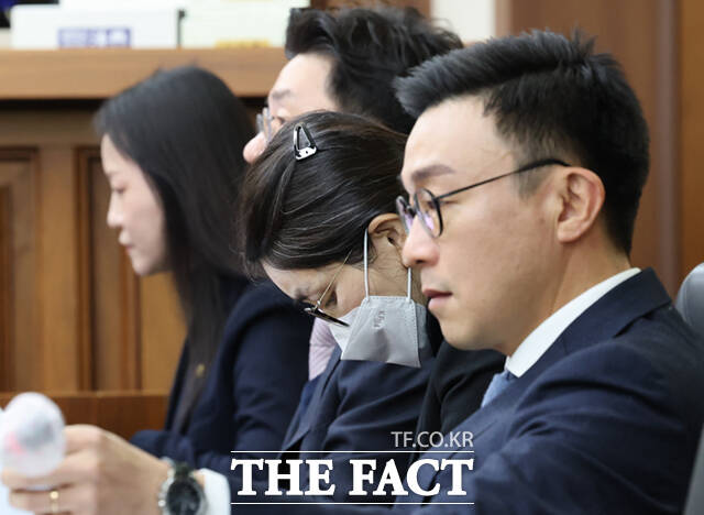 도이치모터스 주가조작과 명태균 공천개입, 통일교 청탁·뇌물 수수 의혹 혐의 등으로 구속기소 된 김건희 씨가 3일 서울 서초구 서울중앙지방법원에서 열린 자본시장법 위반 혐의 결심 공판에 출석하고 있다. /이새롬 기자