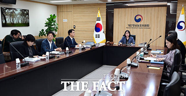 송경희 개인정보보호위원회 위원장이 3일 오전 서울 종로구 정부서울청사에서 열린 쿠팡 개인정보 유출과 관련 제25회 전체회의에 참석해 모두발언을 하고 있다. /임영무 기자