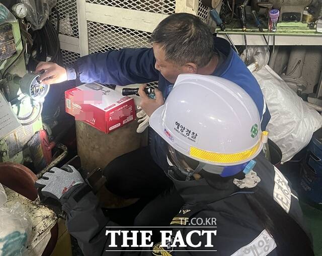 선박 연료유 황 함유량 단속 모습. /사천해경