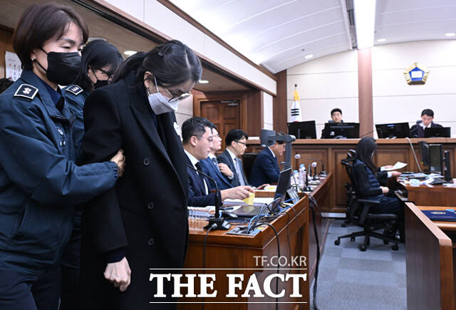 도이치모터스 주가조작과 명태균 공천개입, 통일교 청탁·뇌물 수수 의혹 혐의 등으로 구속기소 된 김건희 씨가 3일 서울 서초구 서울중앙지방법원에서 열린 자본시장법 위반 혐의 결심 공판에 출석하고 있다. /이새롬 기자