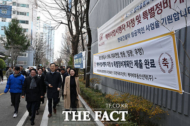 평촌 신도시 선도지구 현장 순회하는 최대호 안양시장과 김윤덕 국토교통부 장관, 이재정 더불어민주당 의원(왼쪽 두 번째부터).