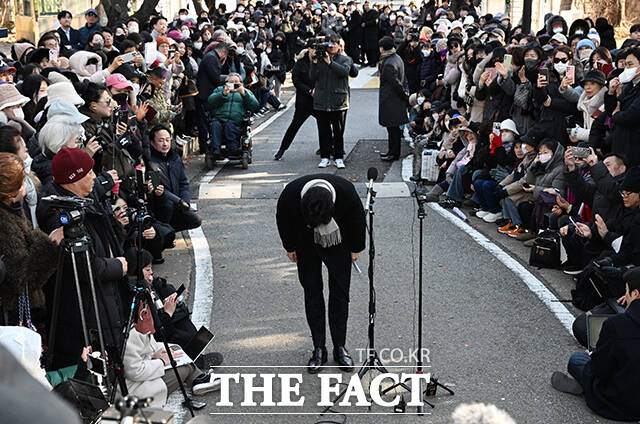 한동훈 전 국민의힘 대표가 3일 오후 서울 여의도 국회에서 기자회견을 열고 계엄에 대해 사과하고 있다. /박헌우 기자