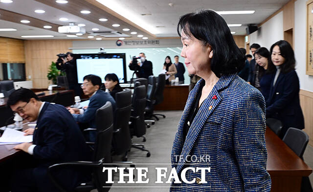 송경희 개인정보보호위원회 위원장이 3일 오전 서울 종로구 정부서울청사에서 열린 쿠팡 개인정보 유출과 관련 제25회 전체회의에 참석해 모두발언을 하고 있다. /임영무 기자