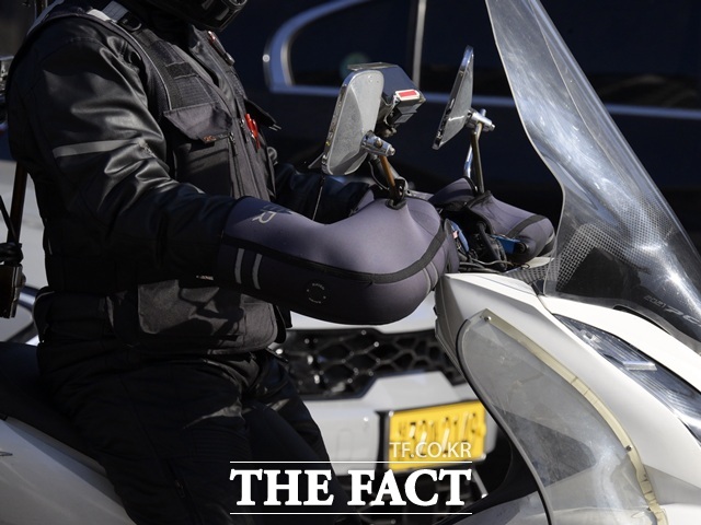 3일 오후 서울 광화문 인근에서 모자와 머플러를 착용한 한 외국인 관광객이 이동을 하고 있다. 