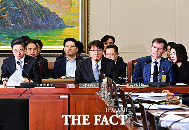 박대준 쿠팡 대표이사(왼쪽)가 3일 오후 서울 여의도 국회 정무위원회에서 열린 쿠팡 개인정보 유출 관련 현안질의에 출석해 의원들의 질의에 답변을 하고 있다. /국회=배정한 기자