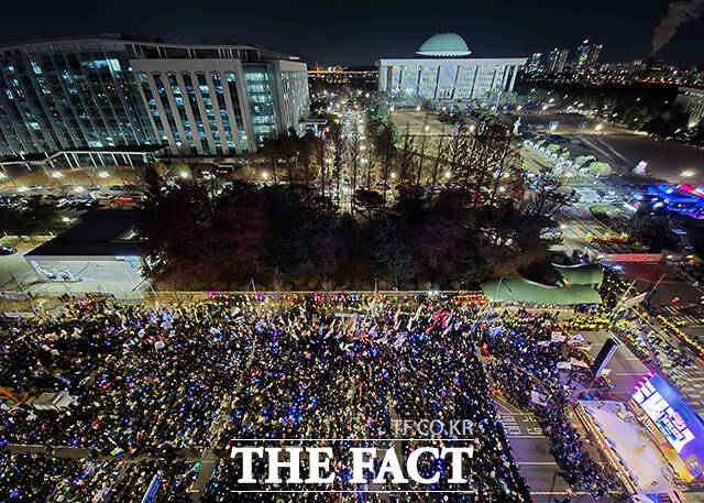 '12.3 내란외환 청산과 종식, 사회대개혁 시민 대행진'이 3일 오후 서울 여의도 국회 앞에서 열린 가운데 시민들이 구호를 외치고 있다. /박헌우 기자