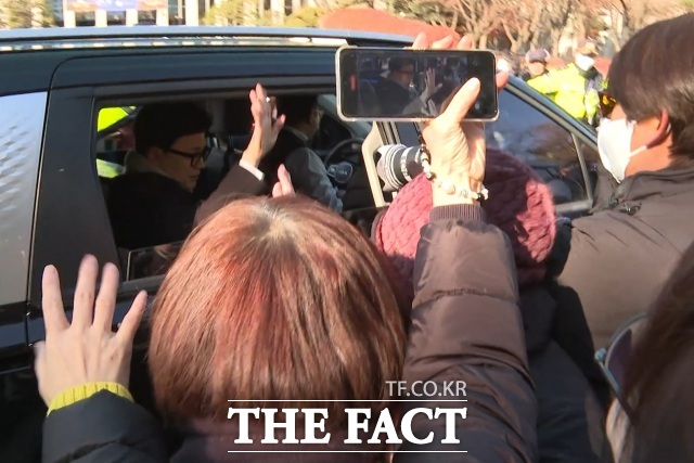 한동훈 국민의힘 전 대표가 3일 오후 서울 여의도 국회에서 열린 기자회견 후 이동하며 지지자들과 인사하고 있다. /국회=김민지 기자