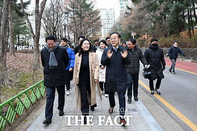 평촌 신도시 선도지구 현장 순회하는 최대호 안양시장과 김윤덕 국토교통부 장관, 이재정 더불어민주당 의원(왼쪽 두 번째부터).