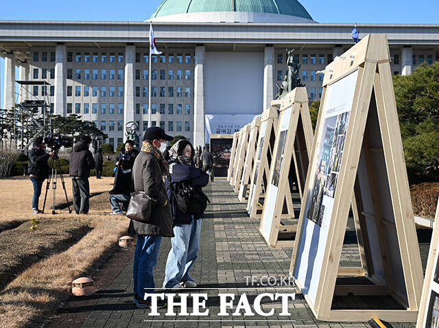 '12.3 비상계엄 해제 1주년 기념 사진전'이 3일 오전 서울 여의도 국회에서 열린 가운데 시민들이 사진을 관람하고 있다. /국회=박헌우 기자