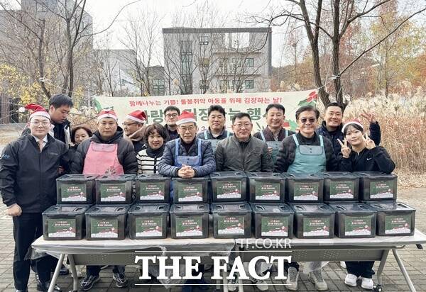 사단법인 신규장각 김찬훈 이사장과 지역사회 일원들 30여 명이 대전 유성구 소재 신규장각 카페마당에서 2일 김장 나눔 봉사를 진행해 35곳의 지역 돌봄취약 아동들과 장애아동들에게 전달했다. /김찬훈 이사장