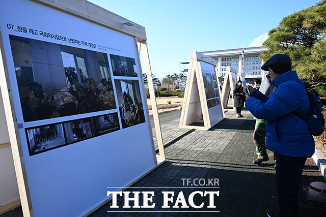 '12.3 비상계엄 해제 1주년 기념 사진전'이 3일 오전 서울 여의도 국회에서 열린 가운데 시민들이 사진을 관람하고 있다. /국회=박헌우 기자