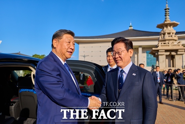 이재명 대통령이 1일 한중 정상회담을 위해 경북 국립경주박물관에 도착한 시진핑 중국 국가주석을 맞이하고 있다. /대통령실