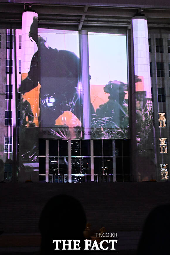 국회의사당 창문 깨고 진입하는 계엄군의 모습.