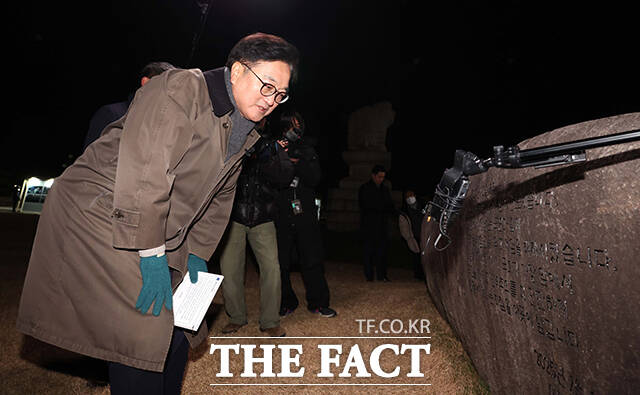 우원식 국회의장이 국회 상징석을 바라보고 있다. /국회사진기자단