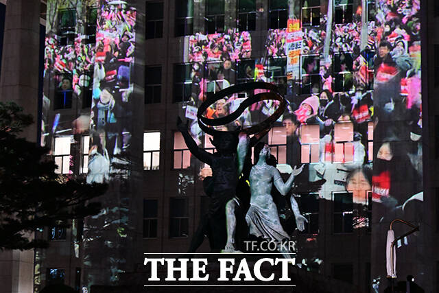 12·3 비상계엄 사태 1주년을 맞은 3일 오후 서울 여의도 국회의사당 외벽에 '비상계엄 해제 1주년 기억행사' 미디어 파사드가 상영되는 가운데 '내란전담재판부 설치법'이 논의되고 있는 법제사법위원회 회의실에 불이 꺼지지 않고 있다. /국회=남윤호 기자