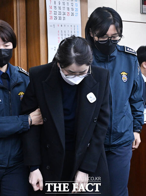 도이치모터스 주가조작과 명태균 공천개입, 통일교 청탁·뇌물 수수 의혹 혐의 등으로 구속기소 된 김건희 씨가 3일 서울 서초구 서울중앙지방법원에서 열린 자본시장법 위반 혐의 결심 공판에 출석하고 있다. /이새롬 기자