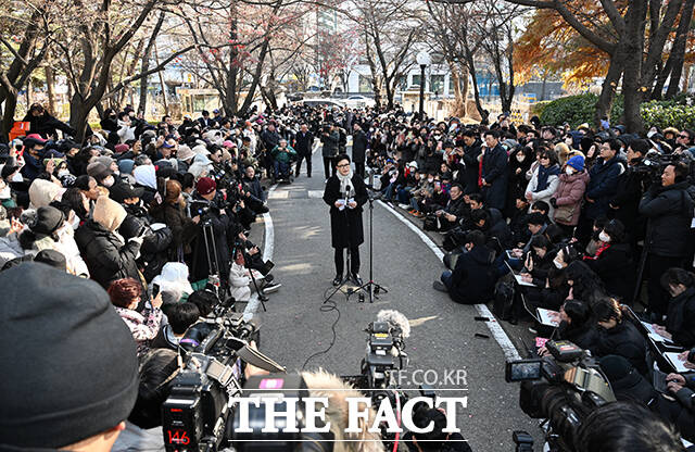 한동훈 전 국민의힘 대표가 3일 오후 서울 여의도 국회에서 기자회견을 열고 계엄에 대해 사과하고 있다. /국회=박헌우 기자