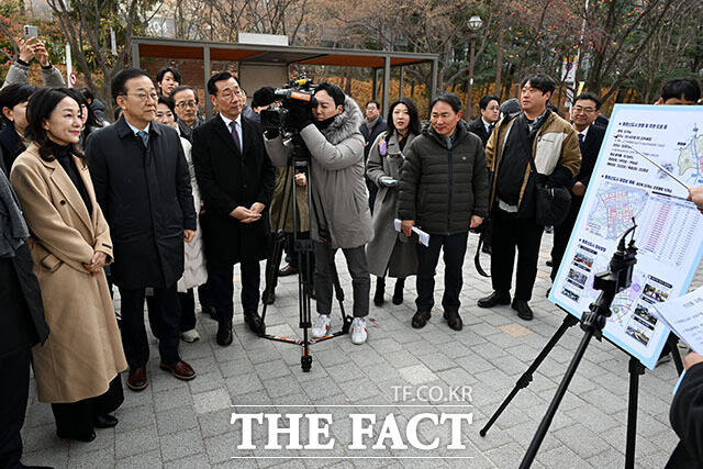 평촌 신도시 선도지구 현장 순회하는 최대호 안양시장과 김윤덕 국토교통부 장관, 이재정 더불어민주당 의원(왼쪽 두 번째부터).