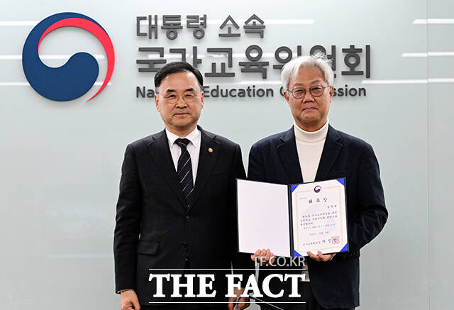 차정인 국가교육위원장(가운데)이 3일 오후 서울 종로구 정부서울청사에서 열린 대학입학제도 특별위원회 위촉식에 참석해 모두발언을 하고 있다. /임영무 기자