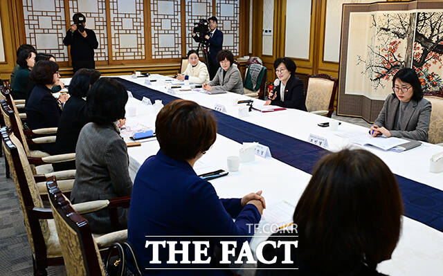 원민경 성평등가족부 장관이 3일 오전 서울 종로구 정부서울청사에서 열린 금융분야 여성 임원 현장 소통 간담회에 참석해 모두발언을 하고 있다. /임영무 기자