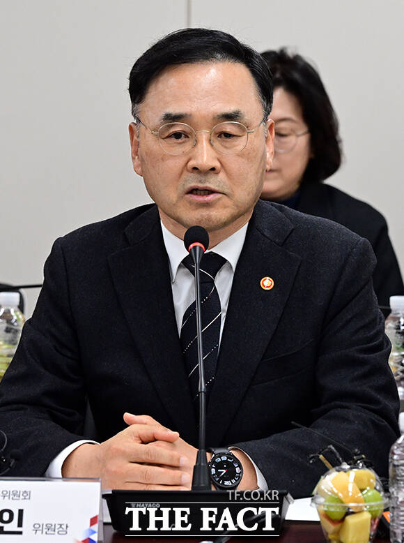 차정인 국가교육위원장(가운데)이 3일 오후 서울 종로구 정부서울청사에서 열린 대학입학제도 특별위원회 위촉식에 참석해 모두발언을 하고 있다. /임영무 기자