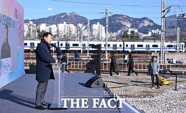 오세훈 서울시장이 3일 오후 서울 노원구 창동차량기지에서 열린 '진접차량기지 시험운행 개시 기념식'에 참석해 기념사를 하는 가운데, 창동차량기지의 모습이 보이고 있다.