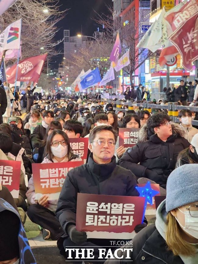 김동연 경기도지사가 지난해 겨울 '윤석열 퇴진' 집회에 참여한 모습. /김동연 지사 페이스북