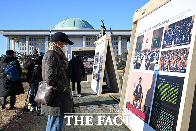 '12.3 비상계엄 해제 1주년 기념 사진전'이 3일 오전 서울 여의도 국회에서 열린 가운데 시민들이 사진을 관람하고 있다. /국회=박헌우 기자