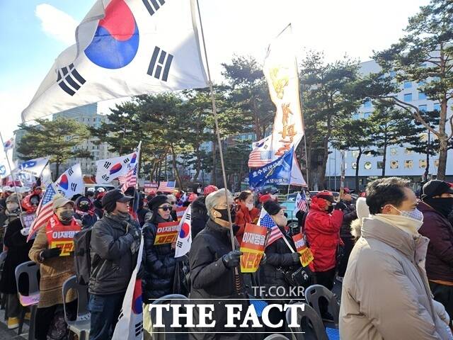 신자유연대 등 윤석열 전 대통령 지지자들이 3일 오후 2시께 국회의사당역 3번 출구 앞 도로와 인도에서 이재명 대통령 퇴진 촉구 집회를 개최했다. 사진은 참가자들이 태극기와 피켓을 들고 집회에 참여한 모습. /김명주 기자