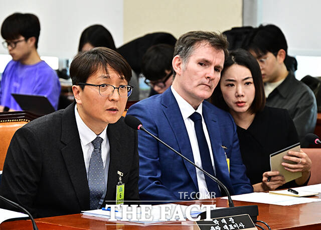 박대준 쿠팡 대표이사(왼쪽)가 3일 오후 서울 여의도 국회 정무위원회에서 열린 쿠팡 개인정보 유출 관련 현안질의에 출석해 의원들의 질의에 답변을 하고 있다. /국회=배정한 기자