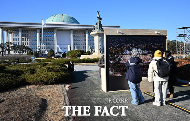 '12.3 비상계엄 해제 1주년 기념 사진전'이 3일 오전 서울 여의도 국회에서 열린 가운데 시민들이 사진을 관람하고 있다. /국회=박헌우 기자