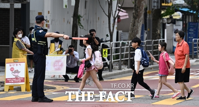 교육부와 한국교육시설안전원은 3일 대국민 공개 포털 우리학교 365가 시범 운영을 시작한다고 밝혔다. 사진은 서울 종로구 혜화초등학교 앞에서 길을 건너는 어린이들. /박헌우 기자