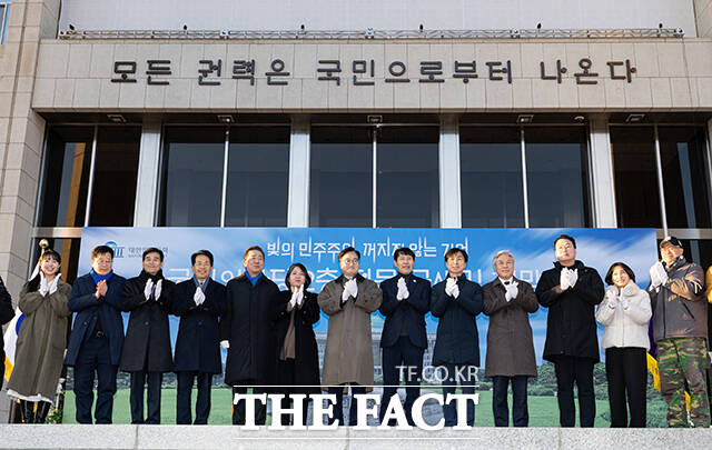 우원식 국회의장을 비롯한 주요 참석자들이 3일 오후 서울 여의도 국회에서 열린 ‘국회의사당 2층 정문 글새김 제막식’에 참석해 기념사진 촬영을 하고 있다. /국회=배정한 기자