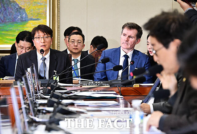 박대준 쿠팡 대표이사(왼쪽)가 3일 오후 서울 여의도 국회 정무위원회에서 열린 쿠팡 개인정보 유출 관련 현안질의에 출석해 의원들의 질의에 답변을 하고 있다. /국회=배정한 기자