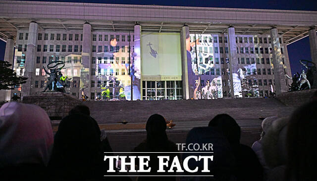 비상계엄 당시 국회로 날아든 계엄군의 헬기.