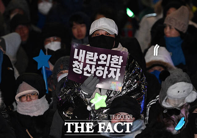 '12.3 내란외환 청산과 종식, 사회대개혁 시민 대행진'이 3일 오후 서울 여의도 국회 앞에서 열린 가운데 시민들이 구호를 외치고 있다. /박헌우 기자