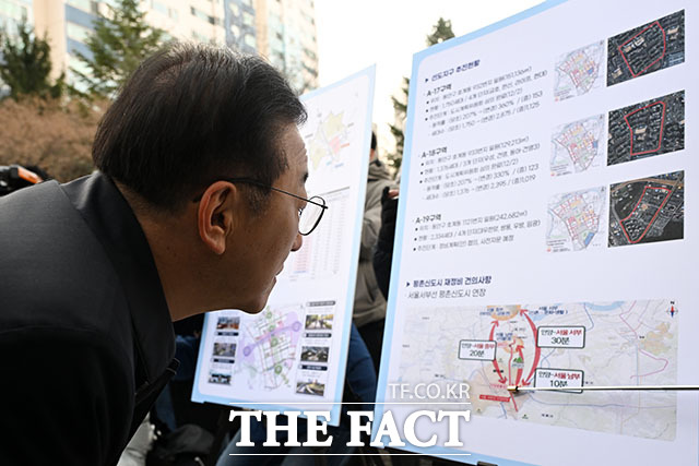 평촌 신도시 선도지구 현장 순회하는 최대호 안양시장과 김윤덕 국토교통부 장관, 이재정 더불어민주당 의원(왼쪽 두 번째부터).