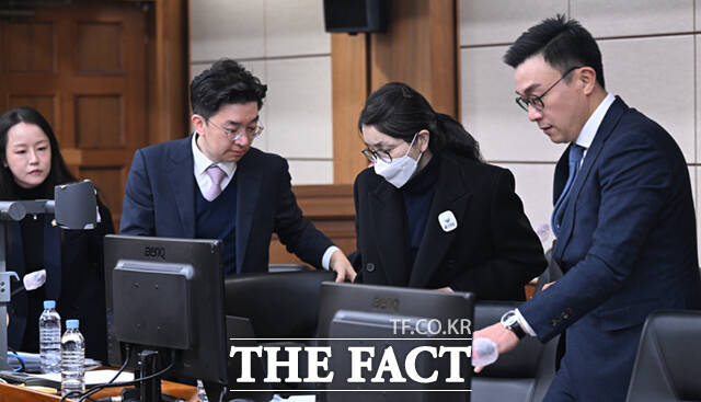 도이치모터스 주가조작과 명태균 공천개입, 통일교 청탁·뇌물 수수 의혹 혐의 등으로 구속기소 된 김건희 씨가 3일 서울 서초구 서울중앙지방법원에서 열린 자본시장법 위반 혐의 결심 공판에 출석하고 있다. /이새롬 기자