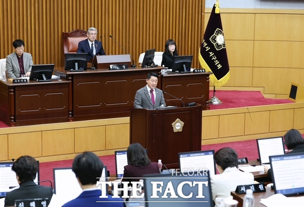 서철모 대전 서구청장이 3일 열린 제293회 서구의회 정례회 제2차 본회의에서 시정연설을 통해 내년 구정 방향을 제시하고 있다. /대전시 서구