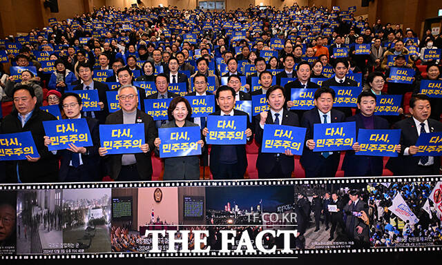 정청래 더불어민주당 대표(앞줄 가운데)를 비롯한 참석자들이 3일 오후 서울 여의도 국회 의원회관에서 열린 '12.3 내란 저지 1년 특별좌담회'에서 '다시, 민주주의'를 외치고 있다. /국회=남윤호 기자