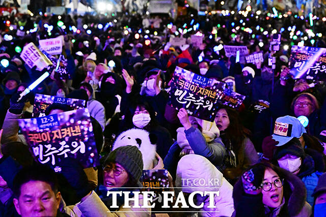 구호 외치는 시민들.