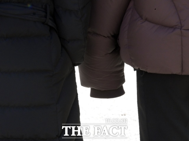 3일 오후 서울 광화문 인근에서 모자와 머플러를 착용한 한 외국인 관광객이 이동을 하고 있다. 