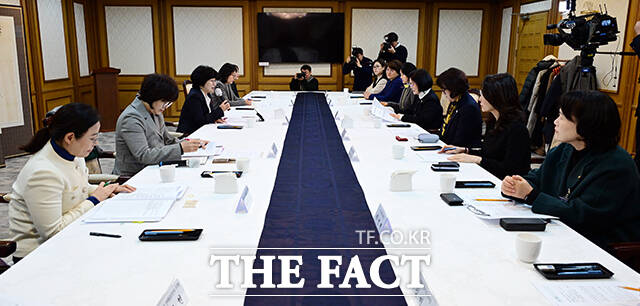 원민경 성평등가족부 장관이 3일 오전 서울 종로구 정부서울청사에서 열린 금융분야 여성 임원 현장 소통 간담회에 참석해 모두발언을 하고 있다. /임영무 기자