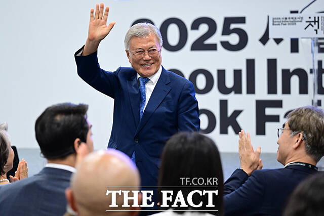 문재인 전 대통령은 12.3 비상계엄 1주년인 3일 우리 사회를 큰 충격과 분노에 빠뜨렸던 내란 세력은 아직도 반성과 사죄가 없다라며 혐오와 증오, 적대와 분열을 부추기는 극단의 정치가 여전히 우리 민주주의를 위협하고 있다. 방심하지 않고, 민주주의를 더욱 굳건히 세워야 하는 이유라고 강조했다. /남윤호 기자