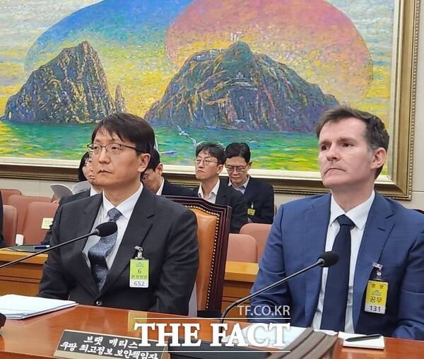 박대준 쿠팡 대표(왼쪽)와 브랫 매티스 쿠팡 CISO가 3일 서울 여의도 국회에서 열린 정무위원회 현안 질의에 출석했다. /손원태 기자